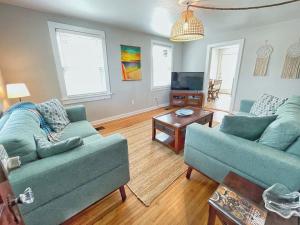 Χώρος καθιστικού στο Seas the Day - 4 blocks to the beach, restaurant, and bar district - great deck and outdoor space!!