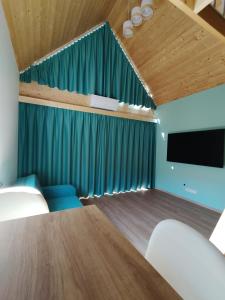 a conference room with a table and a television at Stania Scandinavian CENTRUM in Boszkowo-Letnisko