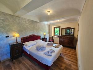 a bedroom with a bed with towels on it at Villa Fonte in Ferrere