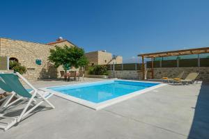 Bazén v ubytovaní Orelia Cretan Deluxe Apartments alebo v jeho blízkosti