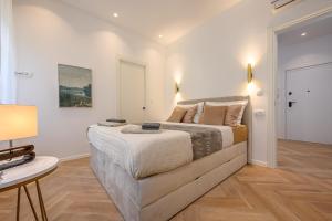 1 dormitorio con 1 cama grande y 1 mesa en Jupiter Luxury Accommodation, en Split