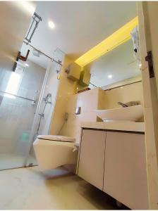 ein Bad mit einem WC und einer Dusche in der Unterkunft Continental Lodge & Continental Residency in Māldah