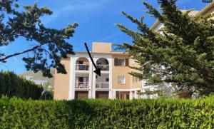 un orologio sul lato di un edificio di Portobello Verena a Port de Pollença