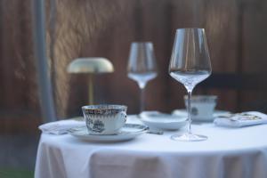 - une table avec deux verres à vin et des assiettes dans l'établissement burbujas del sella, à Collera