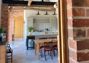 Una cocina o zona de cocina en Idyllic Grade II Listed Barn with River Frontage