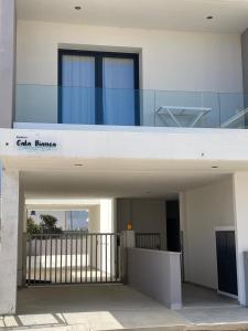 托雷斯港的住宿－Residence Cala Bianca，白色的建筑,上面有读卡克黑文的标志