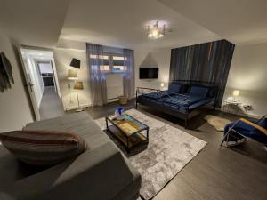sala de estar con sofá y mesa en Apartelliment - smart übernachten in Köln, en Colonia