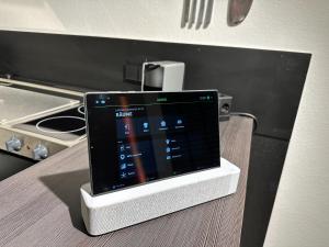 ケルンにあるApartelliment - smart übernachten in Kölnのカウンターの上に座るタブレットコンピュータ +14枚の写真