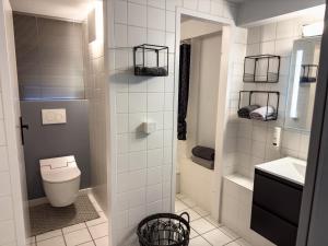 łazienka z toaletą i umywalką w obiekcie Apartelliment - smart übernachten in Köln w Kolonii