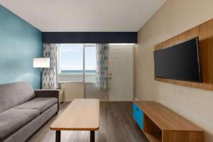 Televisyen dan/atau pusat hiburan di Days Inn by Wyndham Myrtle Beach-Beach Front