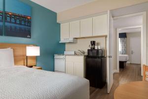 um quarto de hotel com uma cama e uma cozinha em Days Inn by Wyndham Myrtle Beach-Beach Front em Myrtle Beach