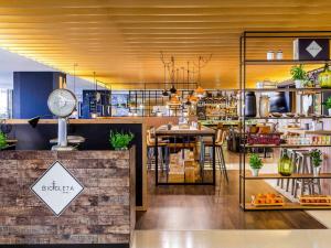 - un restaurant avec une table et des chaises dans la chambre dans l'établissement Novotel Lisboa, à Lisbonne