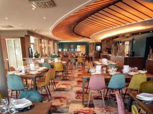 Ein Restaurant oder anderes Speiselokal in der Unterkunft Mercure Mont Saint Michel 