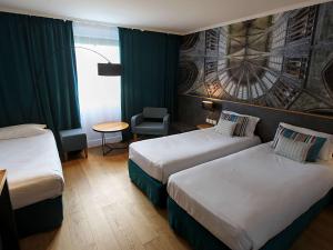 Ein Bett oder Betten in einem Zimmer der Unterkunft Mercure Mont Saint Michel