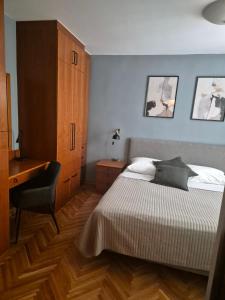 una camera con letto, scrivania e di Apartment Carrington a Dubrovnik