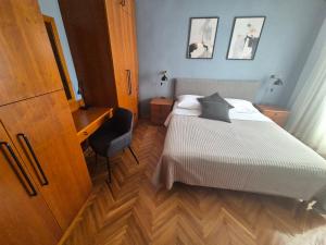 una piccola camera con letto e scrivania di Apartment Carrington a Dubrovnik