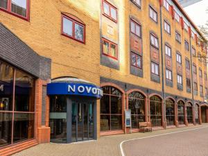 ein großes Backsteingebäude mit einem Nova-Schild darauf in der Unterkunft Novotel Bristol Centre in Bristol