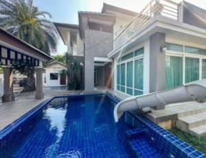 Bazén v ubytování พลูวิลล่า villa pattay nebo v jeho okolí
