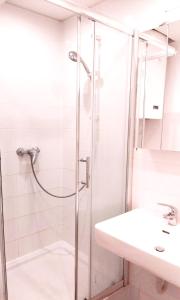 bagno con doccia e lavandino di Townhouse CityCentre a Klagenfurt