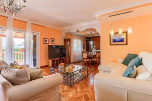 TV a/nebo společenská místnost v ubytování Villa Montemar by Villa Plus