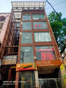 wysoki budynek z graffiti na boku w obiekcie Hotel 27 degree w mieście Dhanbad