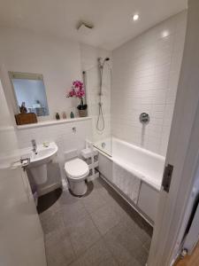 ein Badezimmer mit einer Badewanne, einem WC und einem Waschbecken in der Unterkunft Modern 1 bedroom apartment in town centre in Bedford