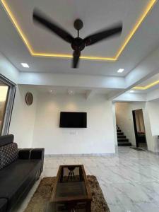 TV/trung tâm giải trí tại West Valley Villa Casa Montana ,Kashid Alibaug