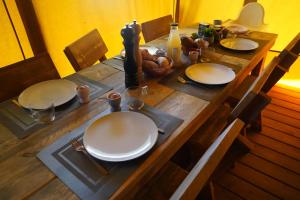 Foto de la galería de Luxe en sfeervolle safaritent met eigen badkamer voor 6 personen Doc en Behelp