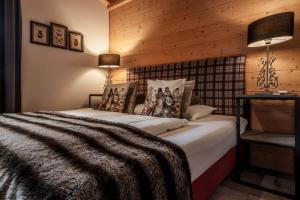1 dormitorio con 1 cama en una habitación con paredes de madera en Mountainspirit, en Mayrhofen