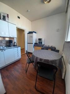 Una cocina con una mesa y sillas en una habitación. en Toimisto-Majoitus A, en Kokkola
