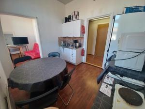 Una sala de estar con una mesa y una habitación con cocina. en Toimisto-Majoitus A, en Kokkola