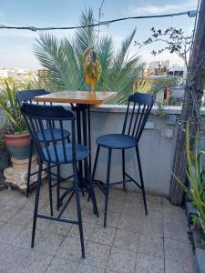 einen Tisch und zwei Stühle auf einer Terrasse in der Unterkunft Roof APT W terrace garden,1BR 1BA in Tel Aviv