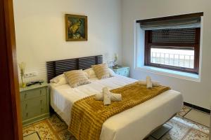 Een bed of bedden in een kamer bij Hotel 3* La Casona de las Flores