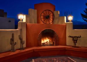 eine Terrasse mit Kamin in einem Haus in der Unterkunft Hilton Tapestry Collection, Hotel Don Fernando De Taos in Taos