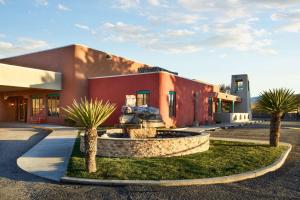 陶斯Hilton Tapestry Collection, Hotel Don Fernando De Taos的一座建筑前有喷泉