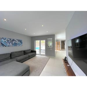 Una sala de estar con un sofá y un televisor de pantalla plana. en Villa Infinity Exclusive, en Tías 27 fotos más