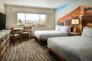 Hilton Tapestry Collection, Hotel Don Fernando De Taos客房内的一张或多张床位