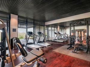 - une salle de sport avec plusieurs tapis de course et appareils de cardio-training dans l'établissement Raffles Bali, à Jimbaran