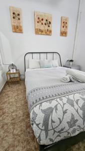 Central and Basic Drassanes HOSTEL في برشلونة: سرير في غرفة نوم مع صورتين على الحائط