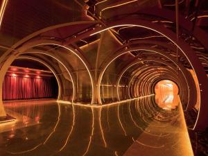 un túnel con una piscina de agua dentro en La Cigale Hotel Managed by Accor en Doha