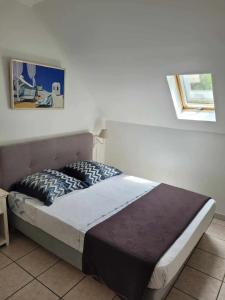 1 dormitorio con 1 cama en una habitación en Villa de 7 chambres avec vue sur la mer piscine privee et jardin clos a Saint Benoit a 5 km de la plage, en Saint-Benoît