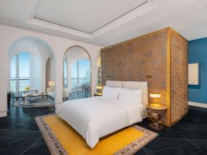 Raffles Doha tesisinde bir odada yatak veya yataklar