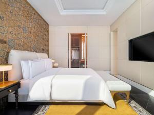 Raffles Doha tesisinde bir odada yatak veya yataklar