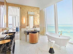 Raffles Doha tesisinde bir banyo