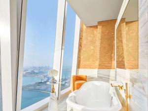 Raffles Doha tesisinde bir banyo