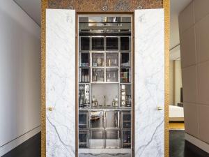 Raffles Doha tesisinde bir banyo