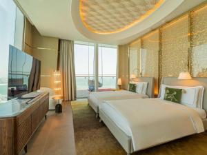 Raffles Doha tesisinde bir odada yatak veya yataklar