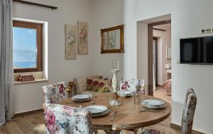 Televízia a/alebo spoločenská miestnosť v ubytovaní Orelia Cretan Deluxe Apartments