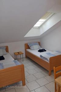 two beds in a room with a roof at Erbacher Hof in Homburg