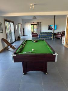 a pool table in the middle of a living room at Chez Diarra in Saint-Louis